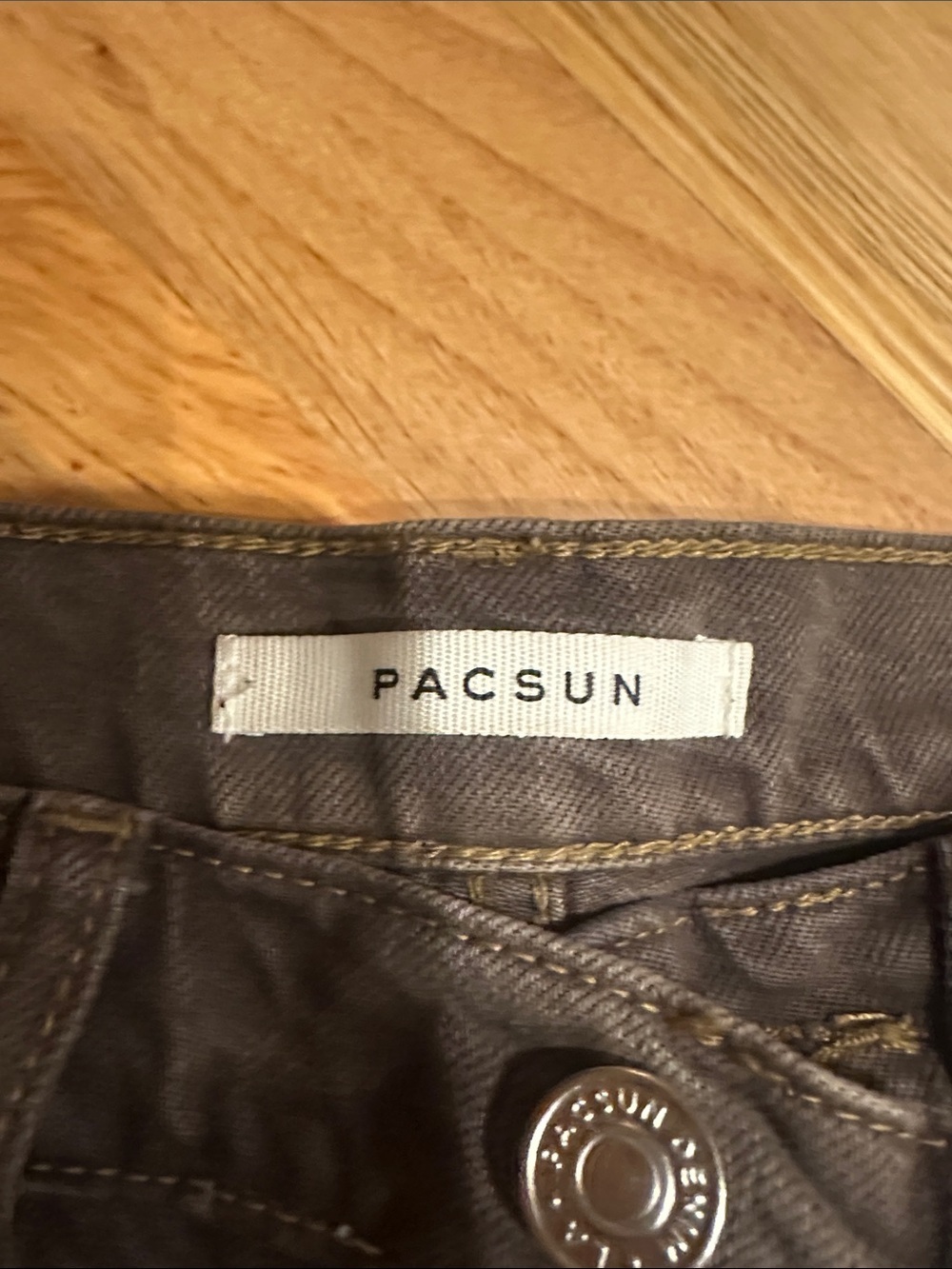 PacSun Woman’s Button Up Straight-Leg Dad Jean in Brown Size 26 Fall Relaxed - Picture 2 of 9